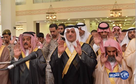 أمير تبوك يؤدي صلاة الجنازه على شهداء الواجب ويعزي ذويهم‎