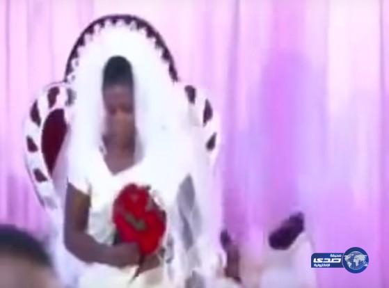 بالفيديو : موقف طريف لعريس ليلة زفافه؟