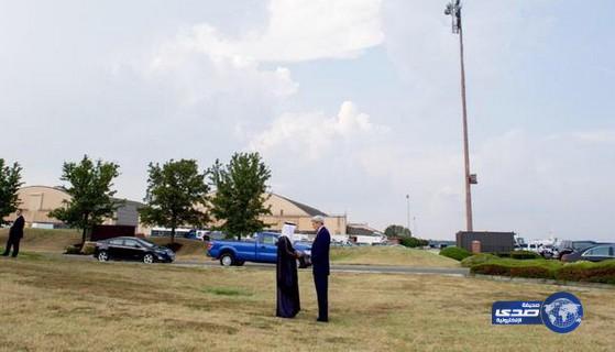 بالصور.. نقاش جاد بين الجبير وجون كيري بالهواء الطلق يجتذب المغردين