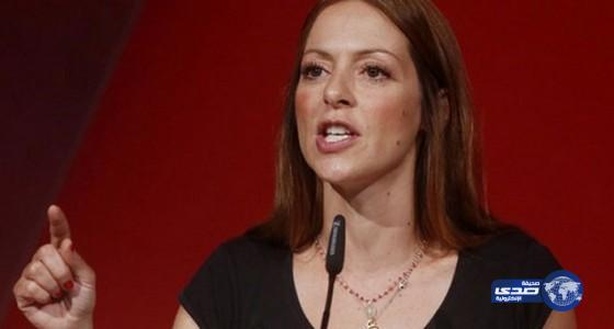 زعيمة برتغالية تتعرى على طريقة بيكيه وكريستيانو رونالدو