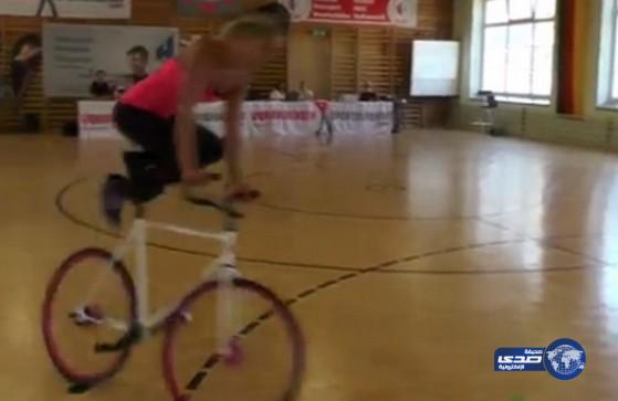 بالفيديو.. فتاة شابة تقوم بحركات صعبة للغاية على دراجتها الهوائية