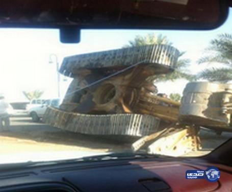 سقوط بوكلين من على ظهر شاحنة بالدوادمي