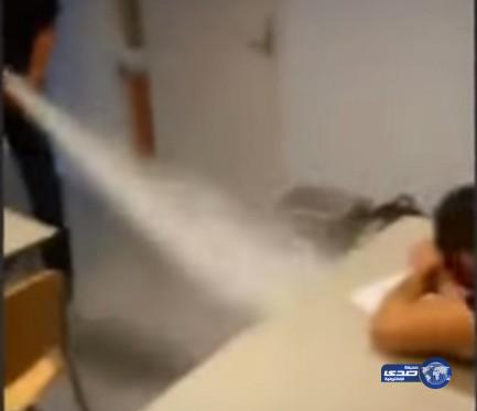 بالفيديو: مدرس يستخدم مطفأة حريق لإيقاظ طالب