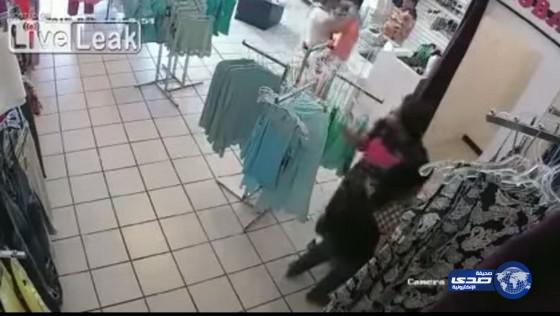 بالفيديو: فتاة تسرق ملابس وتخفيها بين ساقيها