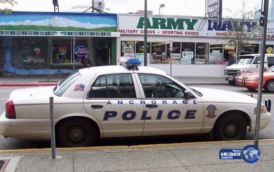 امرأة تسرق سيارة شرطة وزوجها مكبل بداخلها في أمريكا