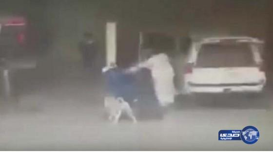 بالفيديو: رجل يعتدي بعنف على عامل مغسلة سيارات بقطر