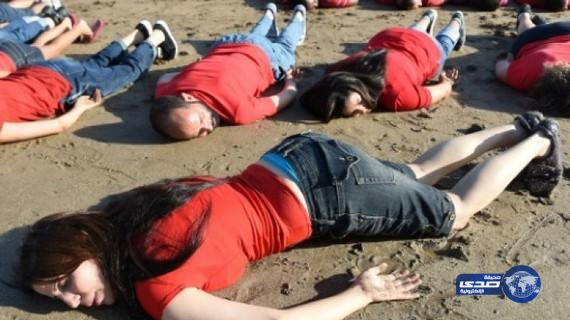 فنانون يجسدون وفاة الطفل السوري “إيلان” على شاطئ بالمغرب