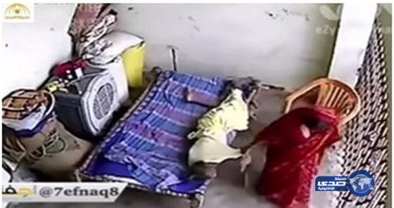 بالفيديو مؤلم.. زوجة تعذب “والد زوجها المسن” على سرير المرض