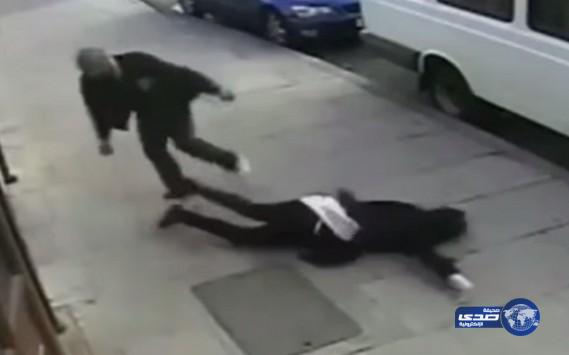 بالفيديو:بريطاني يضرب مسلمة ويكسر أسنانها بسبب الحجاب