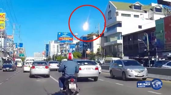 بالفيديو :سقوط كرة نارية هائلة من السماء في تايلاند