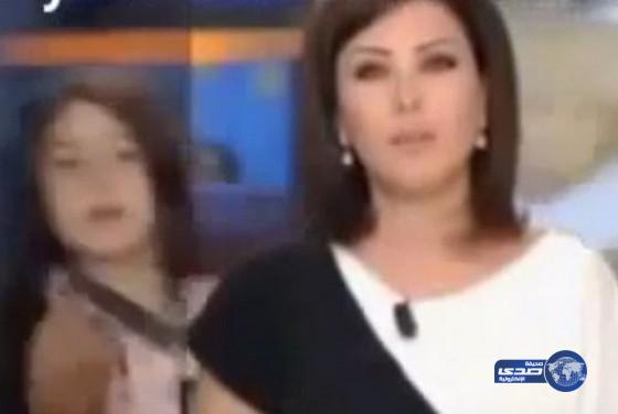بالفيديو.. موقف محرج لمذيعة سورية على الهواء