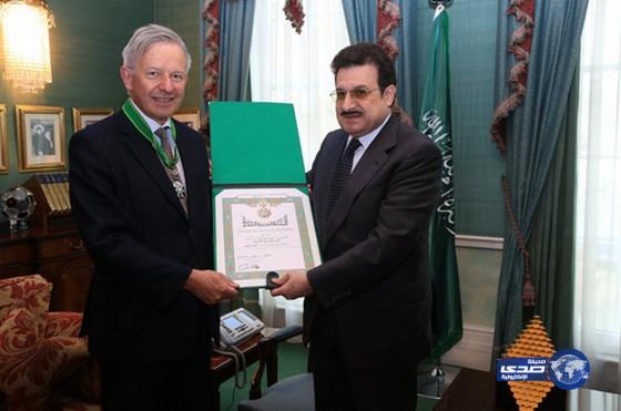 الأمير محمد بن نواف يقلد السفير البريطاني الأسبق لدى المملكة وسام الملك عبدالعزيز