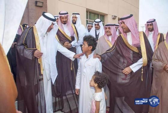 أمير تبوك يلبي طلب طفل بسداد دين والده وإطلاق سراحه‎