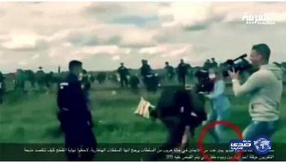 بالفيديو.. إقالة مصورة مجرية لركلها وعرقلتها مهاجرين سوريين