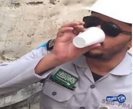 بالفيديو.. “عامل” يوثق تفجّر عين من ماء زمزم خلال توسعة الحرم ويقوم بتذوقه