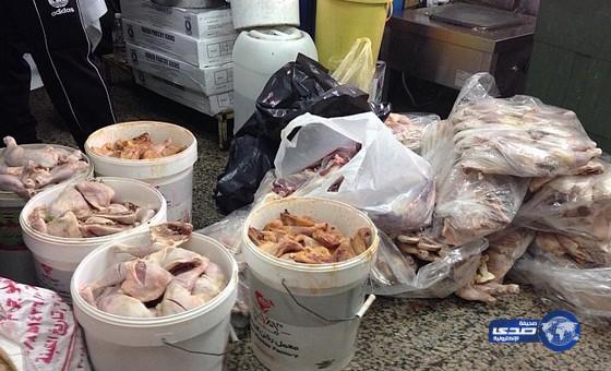 مصادرة وإتلاف 300 كيلو من المواد الغذائية بمكة