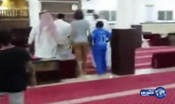 مواطنون يتدخلون لإيقاف شاب يغني عبر ميكرفون أحد المساجد(فيديو)