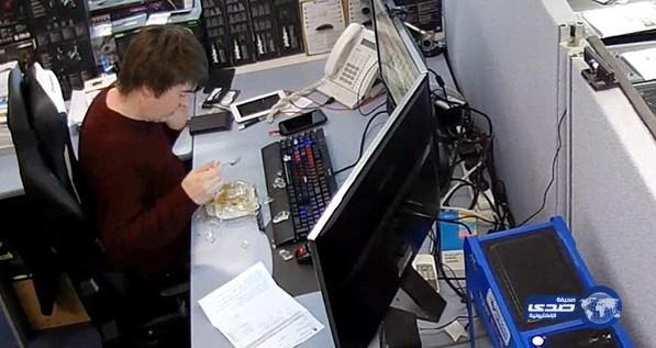 بالفيديو: انفجار وعاء وجبة غداء في يد موظف بأستراليا