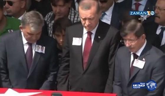 بالفيديو.. أردوغان يخطئ في الصلاة والكاميرات ترصده