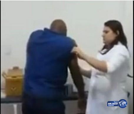 بالفيديو.. رد فعل مضحك لرجل بـ”عضلات ضخمة” يبكي من حقنة