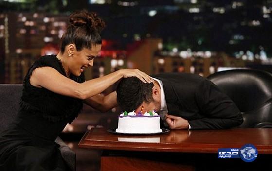 سلمى حايك تداعب مذيع وتضع وجهه في التورتة
