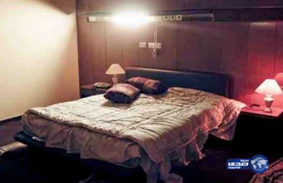 زوج وجد زوجته عارية في السرير مع والدها!