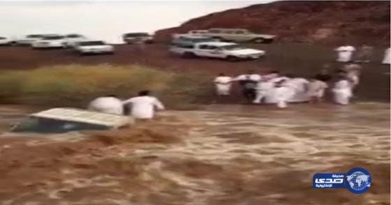 بالفيديو: شابان يعرّضان انفسهما للخطر اثناء جريان  احد الاودية