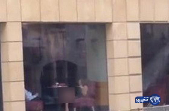 فتاة لبنانية تمارس العادة السرية أمام العامة في أحد المقاهي!