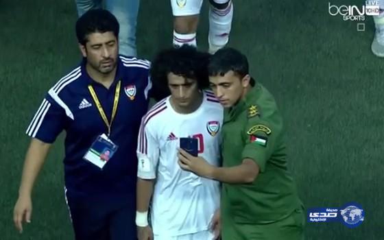 بالفيديو:شرطي فلسطيني يلتقط “سيلفي” بالقوة مع عموري