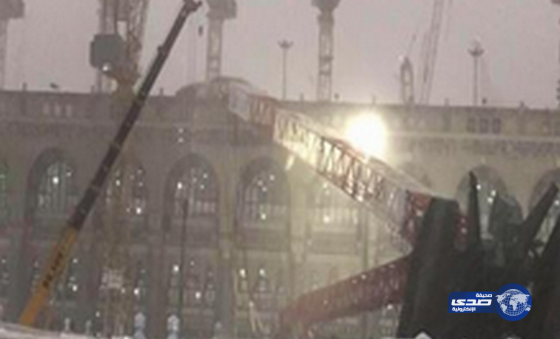 بالفيديو.. سقوط وتطاير الزوار والحواجز البلاستيكية بساحات الحرم بفعل الرياح الشديدة