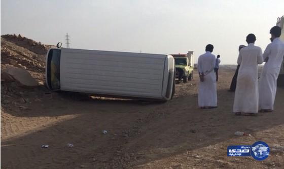 بالصور انقلاب ميكروباص على طريق عفيف البجاديه‎