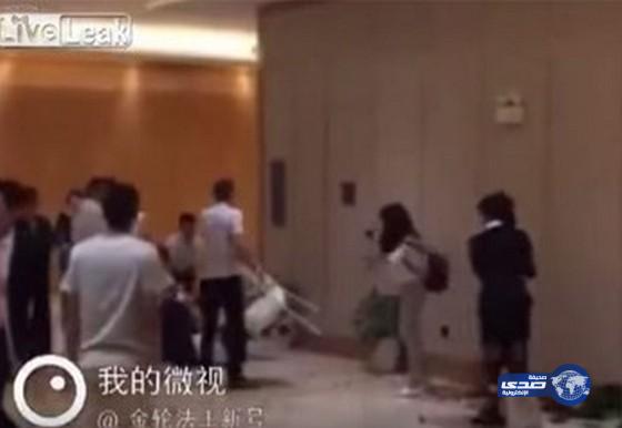 بالفيديو.. مشاجرة عنيفة بين فتاة وحارس أمن تنتهى بتحطيم رأسها