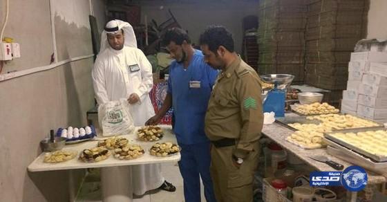 ضبط ثلاثة مطابخ عشوائية ومستودع مخالف تديره عمالة بالمدينة