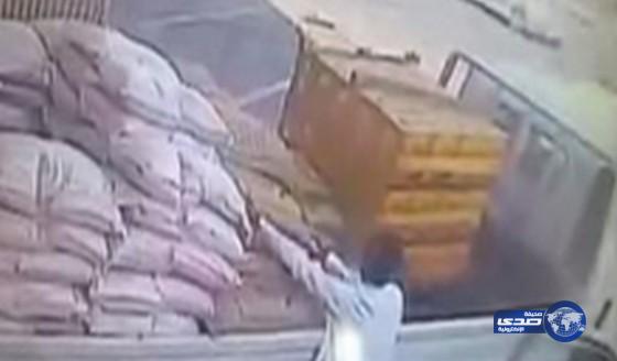 بالفيديو.. شاب يسرق 7 أكياس أرز من مطعم بالرياض