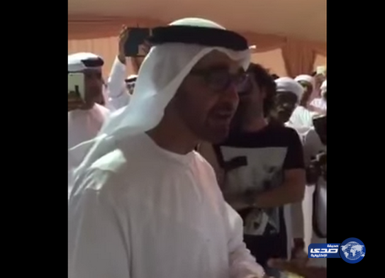 محمد بن زايد يعد أمام ذوي أحد الشهداء برفع العلم على سد مأرب اليوم(فيديو)