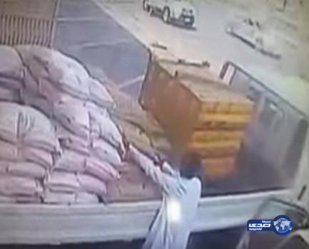 بالفيديو.. شاب يسرق 7 أكياس أرز من مطعم شهير بالرياض في أقل من دقيقة