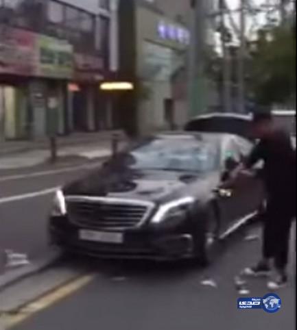 بالفيديو: رجل يحطم سيارته الفارهة احتجاجاً على مماطلة الشركة في إصلاحها بكوريا