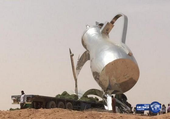 شاحنة تصطدم بمجسم أمام مركز الأضارع في دومة الجندل