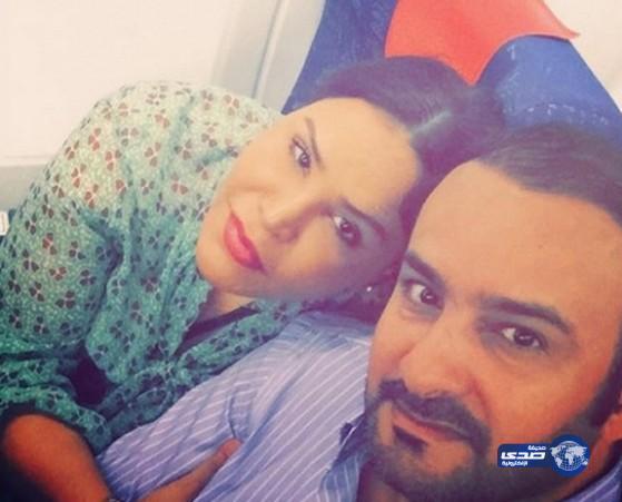 أحلام تلتقط سلفي مع زوجها على متن الطائرة