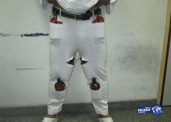 إحباط تهريب 12 «زجاجة خمر» مخبأة أسفل ثوب المهرب