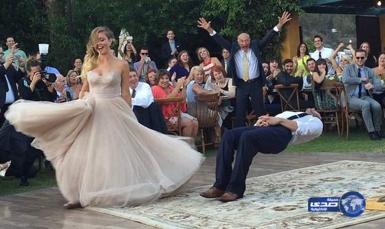 بالفيديو والصور :عروس ترفع زوجها عن الأرض في حفل الزفاف وسط دهشة الحضور
