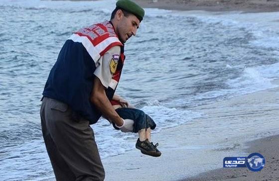 مجلة “شارلى إيبدو” تسخر من موت الطفل “إيلان ” (صور)