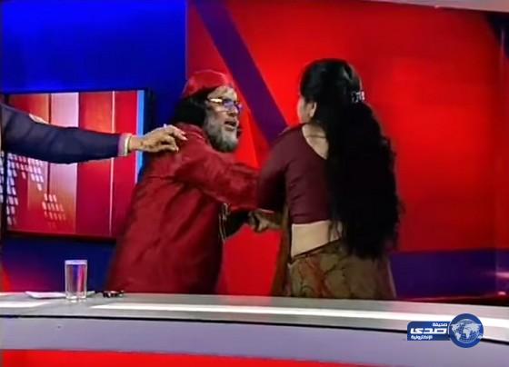 فيديو: امرأة تصفع رجلا على وجهه أثناء نقل مباشر لقناة هندية على الهواء