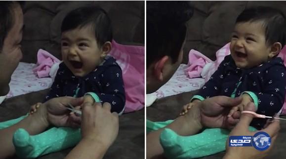بالفيديو: طفلة رضيعة تخدع والدها