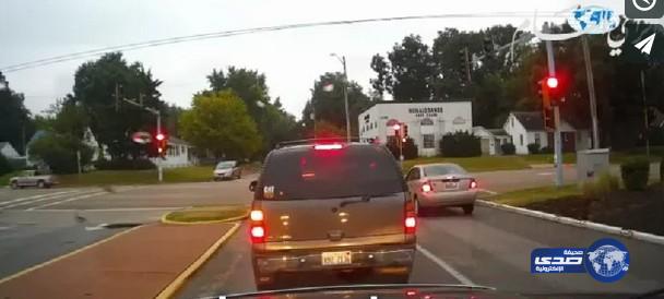 بالفيديو : فتاة غضبت أثناء القيادة فاقتلعت اللوحات التحذيرية