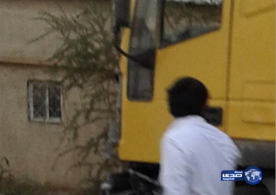 شاحنه تغلق مدخل الحيمة بوادي بن هشبل ولا حياة لمن تنادي