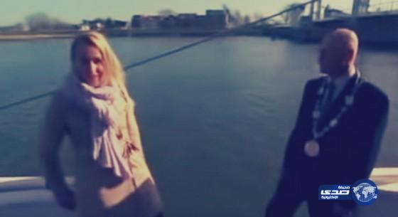 بالفيديو :لحظة سقوط مذيعة في الماء على الهواء