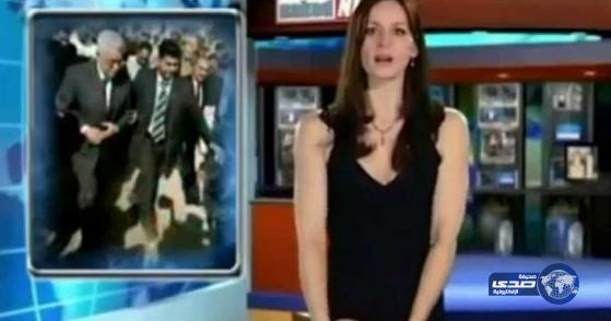 مذيعة اخبار تنتزع ملابسها وتقوم بحركات غريبة اثناء حديثها عن فلسطين!