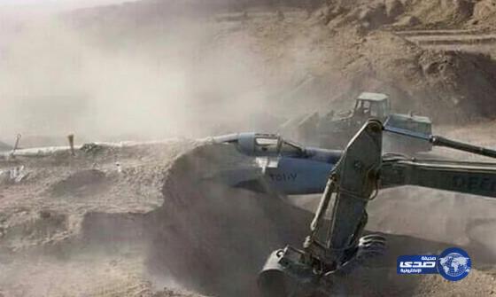 الحوثيون يخفون طائرة حربية عن طريق ردم التراب عليها (صور)