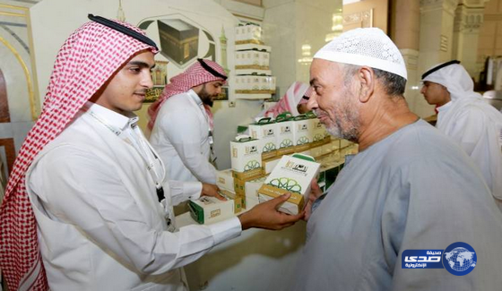 رئاسة الحرمين توزع الوجبات والحقائب لضيوف الرحمن